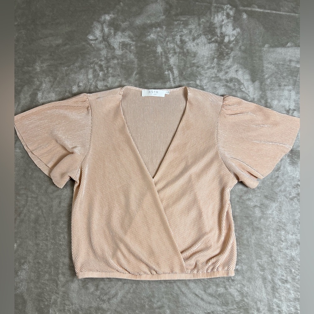 ASTR The Label Women’s Short Flutter Sleeve Plisse Top Blush Pink Sz Large - Picture 2 of 8